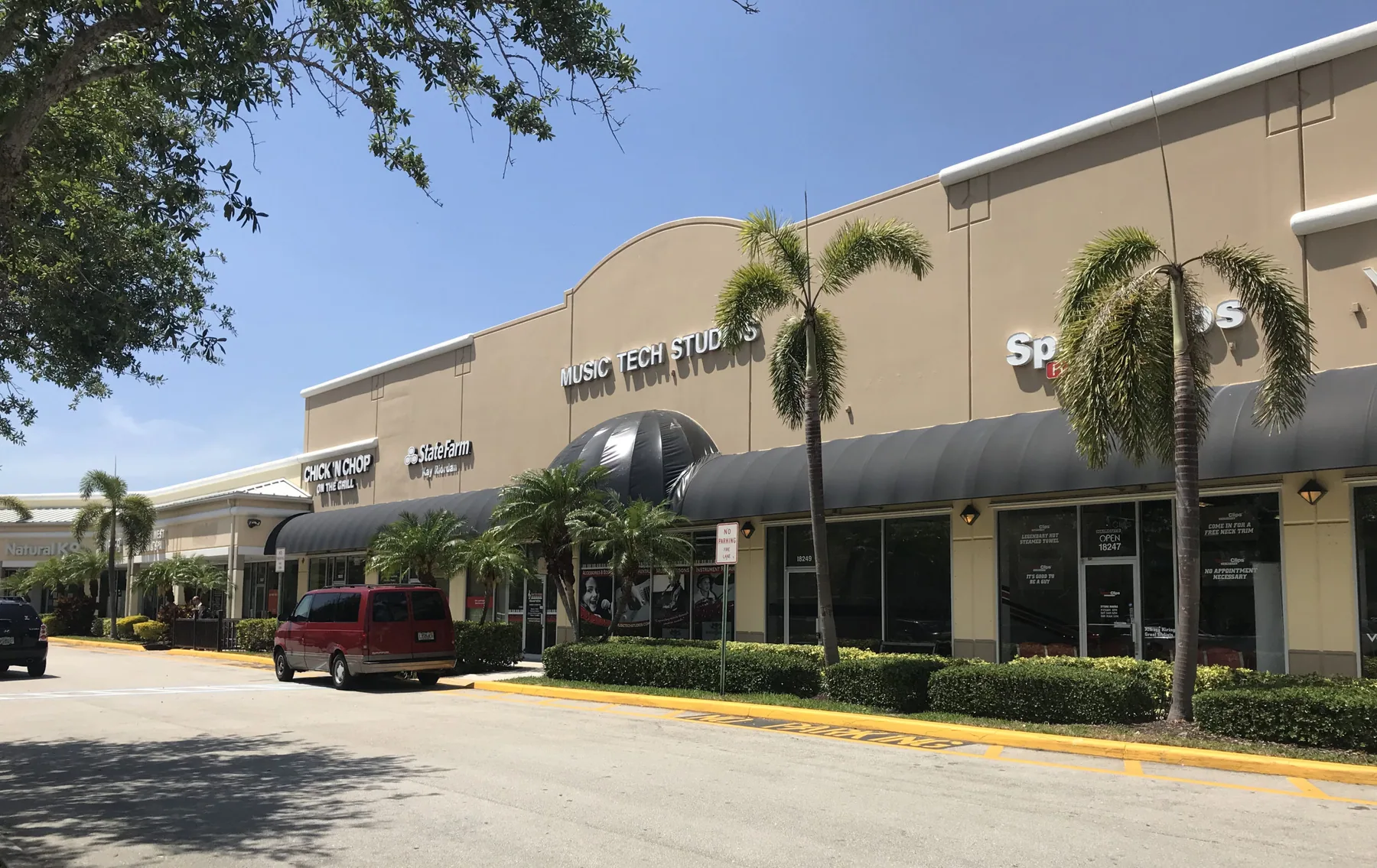 Storefronts and covered walkway at Shoppes of Silver Lakes